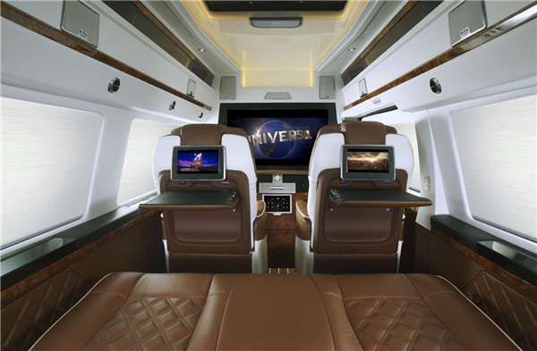 越来越多人选择奔驰商务车房车旅游的好处