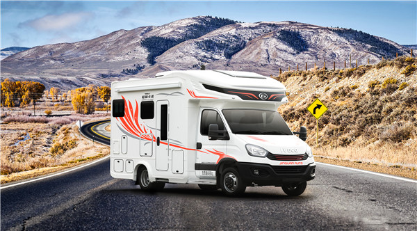 露营乐趣与舒适的房车自驾游结合