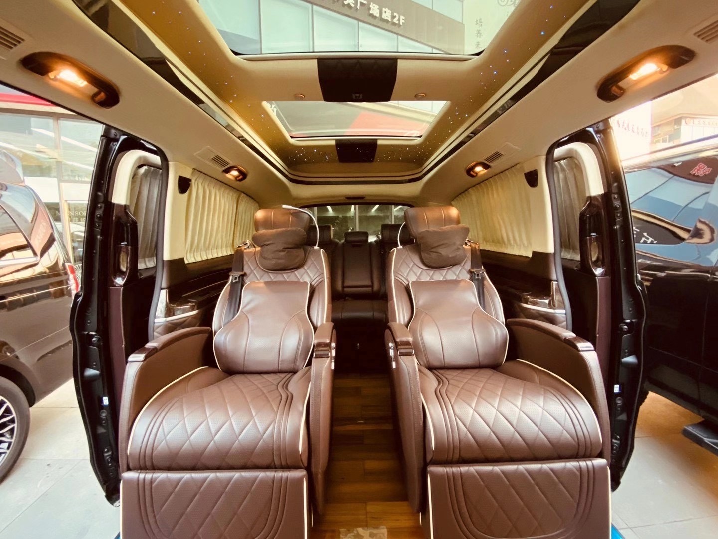 新款国六奔驰V级到店!深棕内饰高雅沁心,航空座椅舒适无比